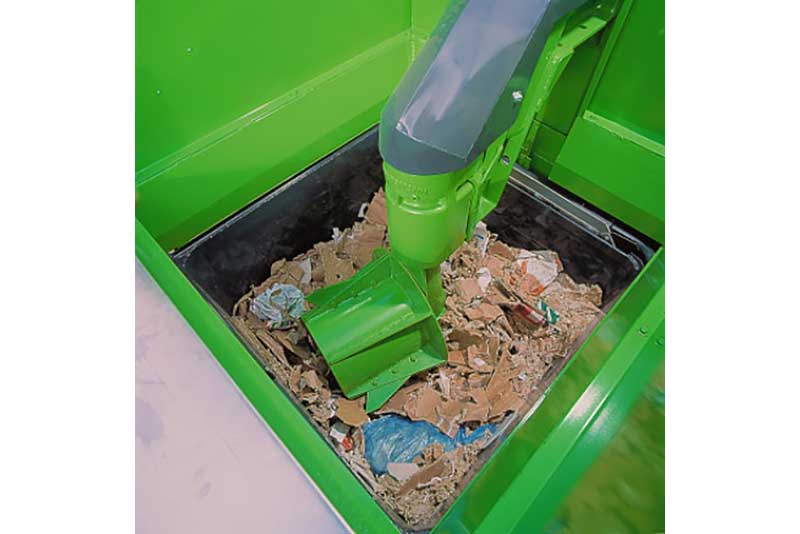 Das hochverdichtete Material kann mittels Rollbehälter leicht entnommen und transportiert werden. Anschließende Abholung durch Entsorger.