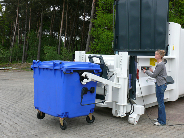 Integrierte hydraulische Kippvorrichtung zum Entleeren von Müllbehältern