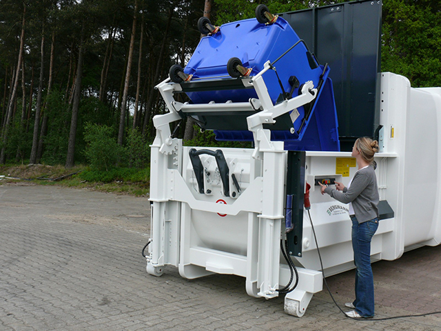 Integrierte hydraulische Kippvorrichtung zum Entleeren von Müllbehältern