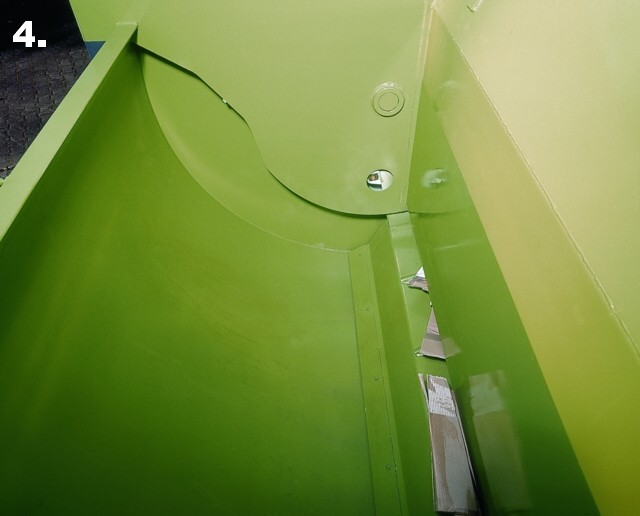 Darstellung des Pendelkolbens am Ende des Presshubes. Der Müll wurde unter die Brechkante in den Container (Nassmüllpresse) geschoben.