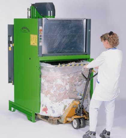 Der hochverdichtete Abfall befindet sich in einem zuvor eingehängten PE-Sack mit untergelegter Standardpalette und kann leicht mit einem Handhubwagen entnommen werden.
