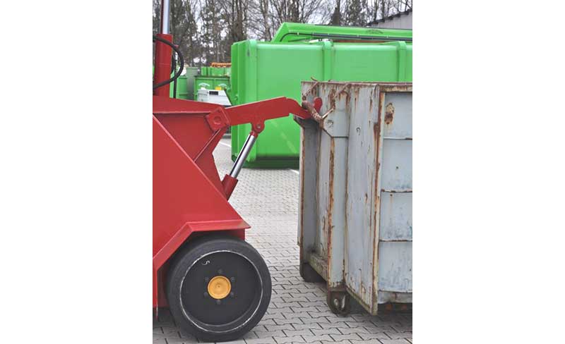 Nachdem der Container gefüllt ist, wird er mit Hilfe der Container-Verfahr-Einrichtung ohne Hilfe eines LKWs vom Containerstellplatz gezogen und zum Abtransport bereitgestellt.    